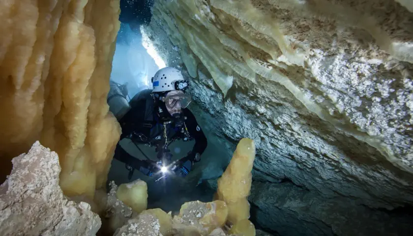 Nurkowanie w jaskiniach to fascynująca speleologia. Co to jest? To eksploracja podwodnych jaskiń, pełnych nacieków i tajemnic.