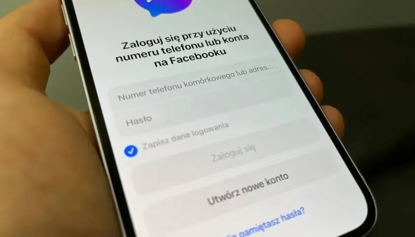 Ekran logowania Messengera. Czy można mieć Messengera bez Facebooka? Aplikacja pyta o numer telefonu lub adres e-mail powiązany z Facebookiem.