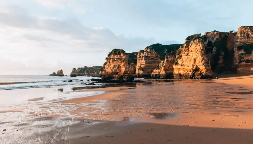 Goldene Felsenküste am Strand von Lagos. Perfekte Algarve Reisetipps für einen unvergesslichen Urlaub.