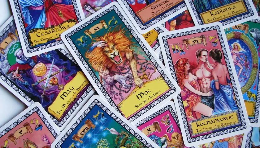 Tarot na tydzień: karty z lwami, kochankami i cesarzową sugerują siłę, relacje i władzę.