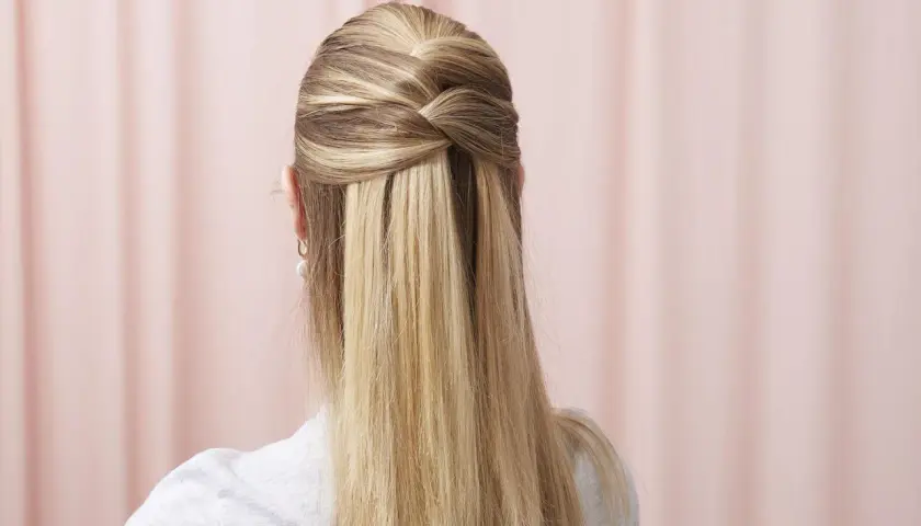 Peinado con semirecogidos sencillos, trenza twist en la parte superior y cabello suelto.