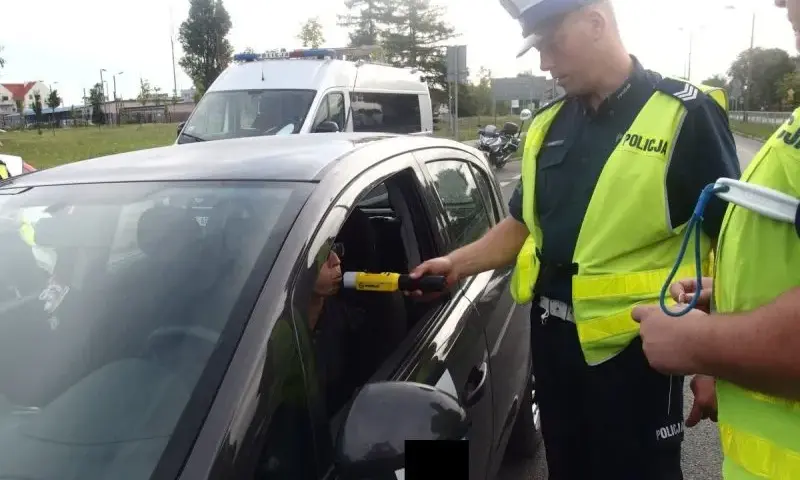 Czy badanie alkomatem na policji jest darmowe? Poznaj szczegóły!