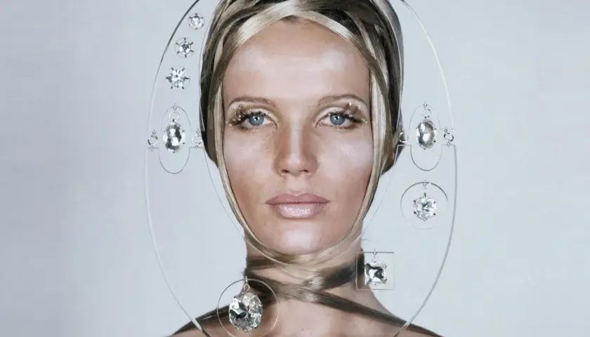 Mujer con peinado elaborado y joyas colgantes, un estilo que aporta brillo para el pelo.