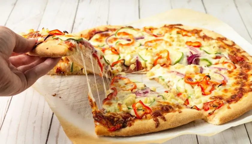 Idealne proporcje ciasta na pizzę, z ciągnącym się serem i kolorowymi warzywami. Idealna na wspólne chwile.