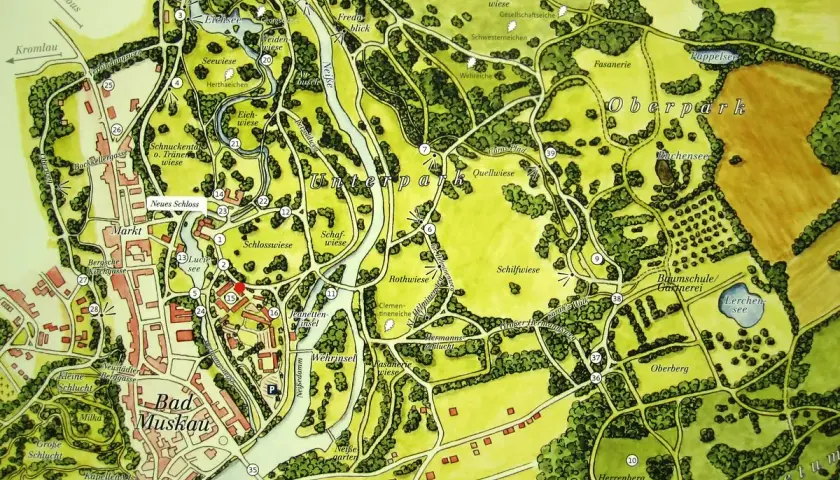 Park Mużakowski mapa: szczegółowy plan z zaznaczonymi alejkami, stawami, budynkami i polami.