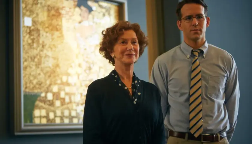 Helen Mirren och Ryan Reynolds står framför en målning, "Kvinnan i guld".