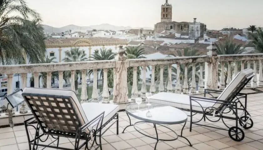 Terraza con tumbonas y vistas a la ciudad, ideal para explorar qué ver cerca de Zafra.