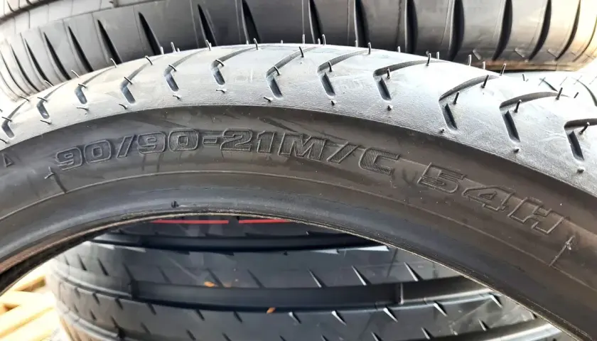 Opona motocyklowa z oznaczeniem 90/90-21. Szerokość opon a spalanie – szersze opony mogą zwiększać zużycie paliwa.