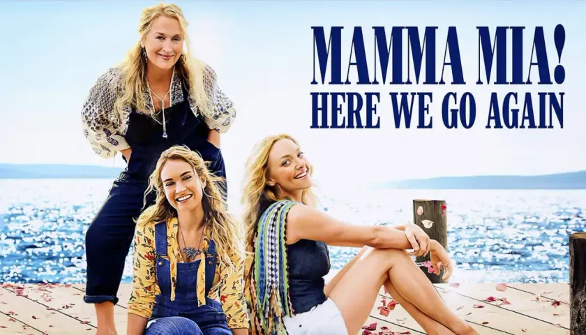 Mamma Mia! Here We Go Again obsada: Meryl Streep, Lily James i Amanda Seyfried na tle błękitnego morza.