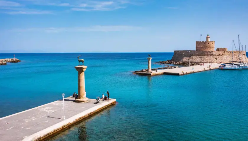 Port w Rodos z posągami jeleni, latarnią i zamkiem