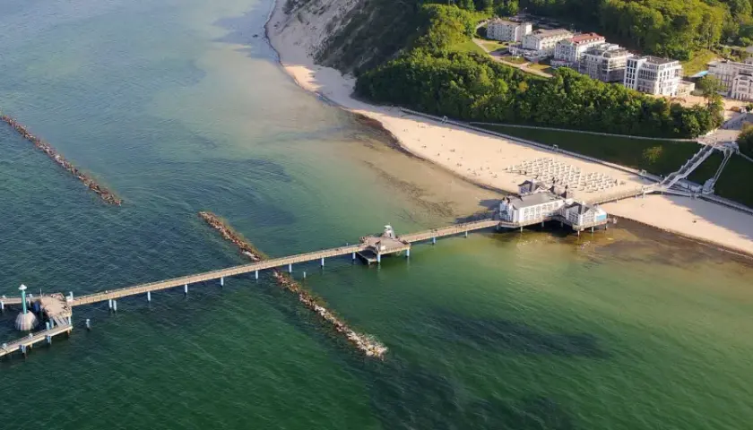 Sellin Ostsee: Blick auf die Seebrücke mit dem Kurhaus, den Strand und die Bäderarchitektur-Häuser.