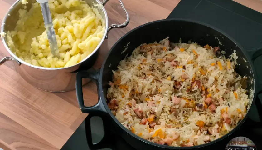 Gotowy do podania panczkraut z ziemniakami w garnku obok.