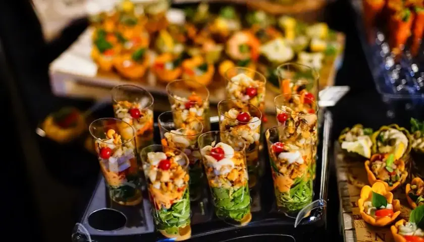 Catering: Rodzaje, style i trendy wybierz idealny dla Twojej imprezy!