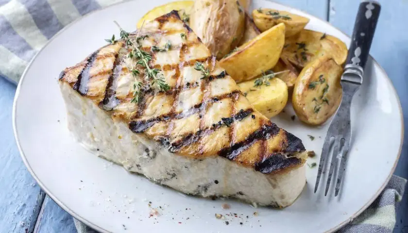 Un succulento pesce spada alla brace, con patate arrosto e timo fresco.