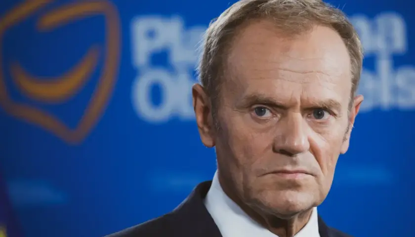 Donald Tusk, lider Platformy Obywatelskiej, partii, która często jest postrzegana jako centrum lub lewica.