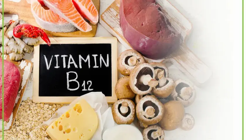 Tablica z napisem "Witamina B12" otoczona produktami bogatymi w tę witaminę: łosoś, wątróbka, mięso, krewetki, ser, jajka, grzyby, płatki owsiane.