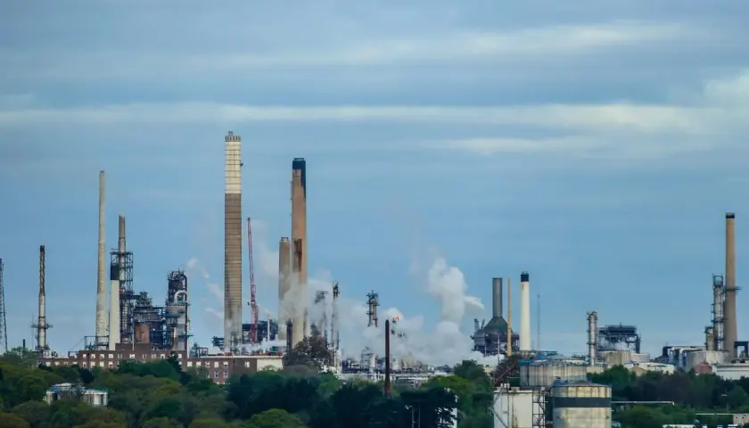 Przemysłowy krajobraz z kominami i parą, sugerujący duże przewidywane roczne zapotrzebowanie na gaz.