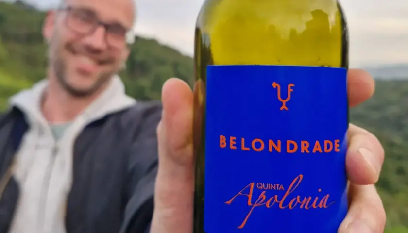 Mann hält Flasche Belondrade Quinta Apolonia, ein perfekter sommerwein spanien.