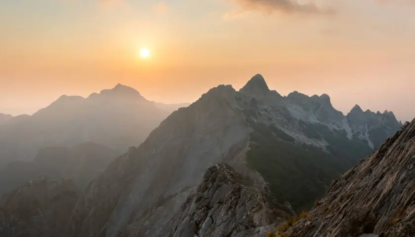 Albe rosate sulle Alpi Apuane, dove sono queste maestose vette rocciose che si stagliano contro il cielo al tramonto.