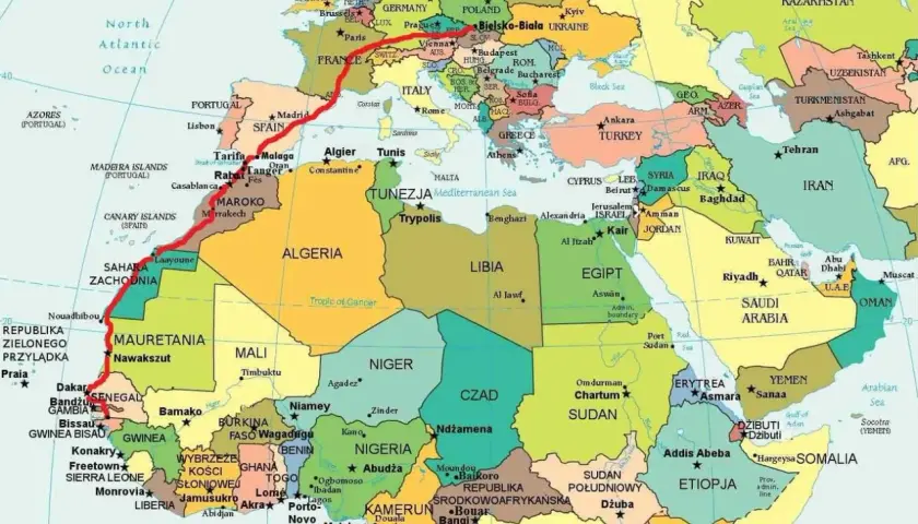 Mapa pokazuje trasę z Europy do Afryki Zachodniej, gdzie leży Sierra Leone, między Gwineą a Liberią.