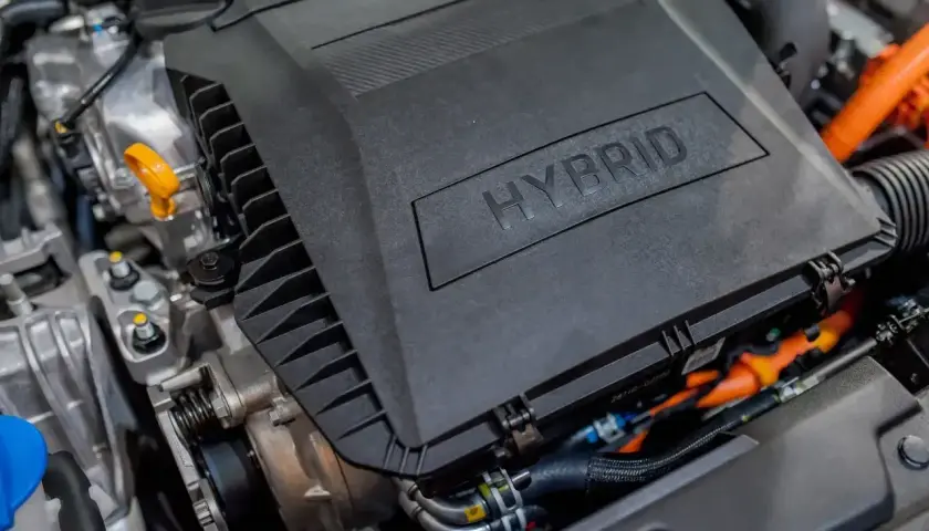 Silnik hybrydowy Toyoty Yaris. Akumulator 12V znajduje się pod osłoną z napisem HYBRID.