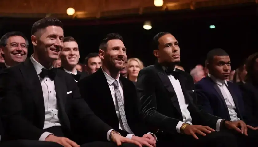 Piłkarze Robert Lewandowski, Leo Messi, Virgil van Dijk i Kylian Mbappé siedzą w pierwszym rzędzie podczas gali Złotej Piłki.