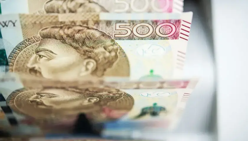 Stos pięciusetzłotowych banknotów, z widocznym portretem Sobieskiego. Taki duży ZUS to marzenie wielu.
