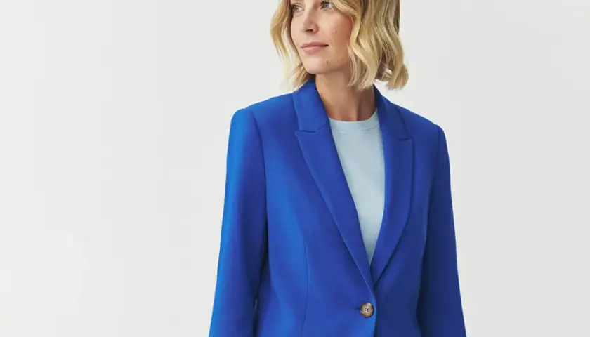 Kobieta w eleganckim, niebieskim żakiecie. Kolor kobaltowy a chabrowy idealnie podkreśla jej styl.