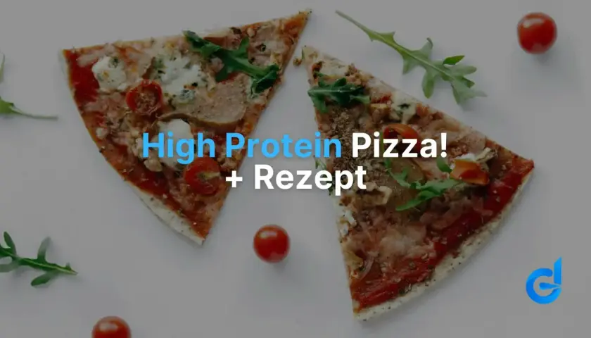Zwei Stücke High Protein Pizza mit Tomaten und Rucola. Der Teig ist dünn und knusprig.