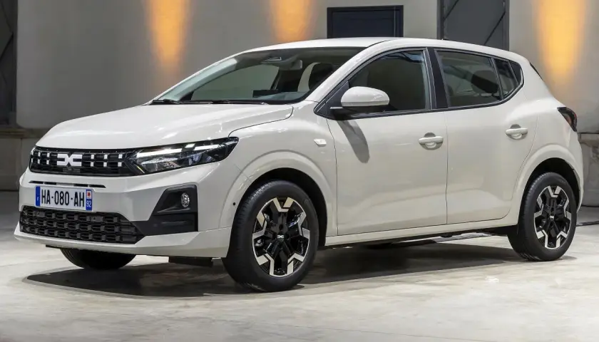 Biały Dacia Sandero z nowoczesnym grillem i felgami. Idealny do miasta i na dalsze trasy.