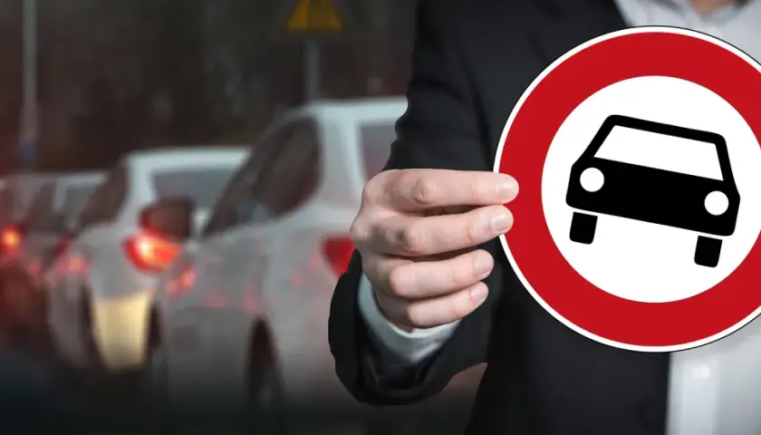 Divieto di circolazione per auto diesel Euro 2. Traffico bloccato, auto ferme in coda.