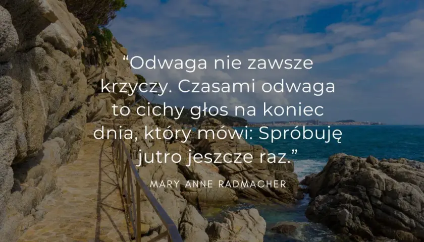 Piękny krajobraz nad morzem z cytatem o życiu: "Odwaga nie zawsze krzyczy. Czasami odwaga to cichy głos na koniec dnia, który mówi: Spróbuję jutro jeszcze raz.