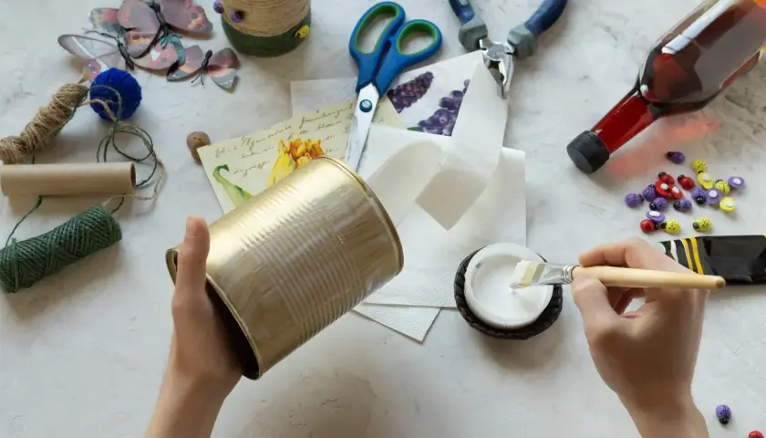 Zaczynamy decoupage krok po kroku! Malowanie puszki klejem, przygotowanie do ozdabiania motylami i innymi elementami.