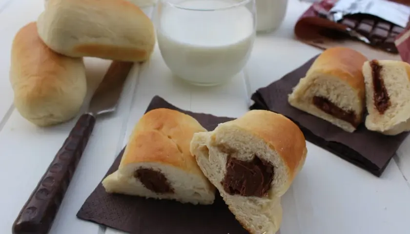 Pan de leche con chocolate, suave y esponjoso, relleno de cremoso chocolate. Perfecto para un desayuno o merienda deliciosa.