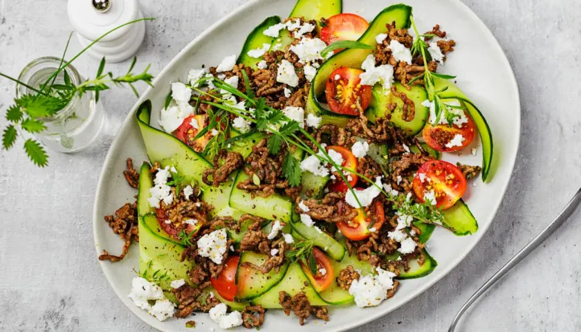 Bunter Salat mit Hackfleisch, Gurkenbändern, Tomaten und Feta. Ein leckeres Gericht für Low Carb Hackfleischgerichte.