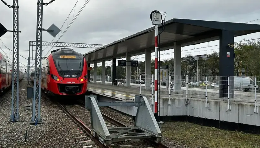 Czerwony pociąg PKP stoi na peronie. Co to znaczy? To początek podróży!