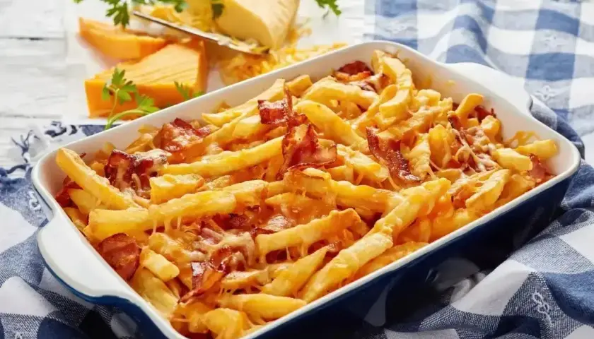 Zapiekane frytki z serem i chrupiącym boczkiem, idealne na szybką przekąskę.