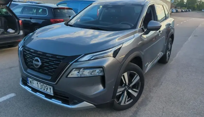 Szary Nissan Qashqai, idealny do rodzinnych wyjazdów. Sprawdź ofertę nissan leasing i ciesz się nowym autem!