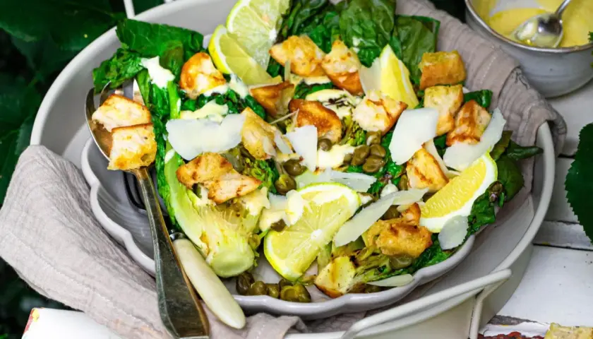 Frischer Salat mit gegrillten Croutons, Kapern und Parmesan – perfekte salate zum grillen. Dazu eine cremige Sauce.