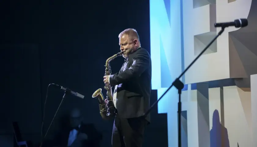 Muzyka z filmu Sąsiedzi: Poznaj kompozytorów i niezapomniane utwory