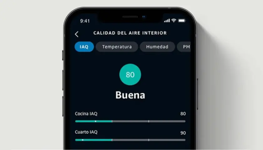 App móvil muestra "Calidad del Aire Interior" con IAQ de 80, "Buena". Detalla IAQ de cocina y cuarto.