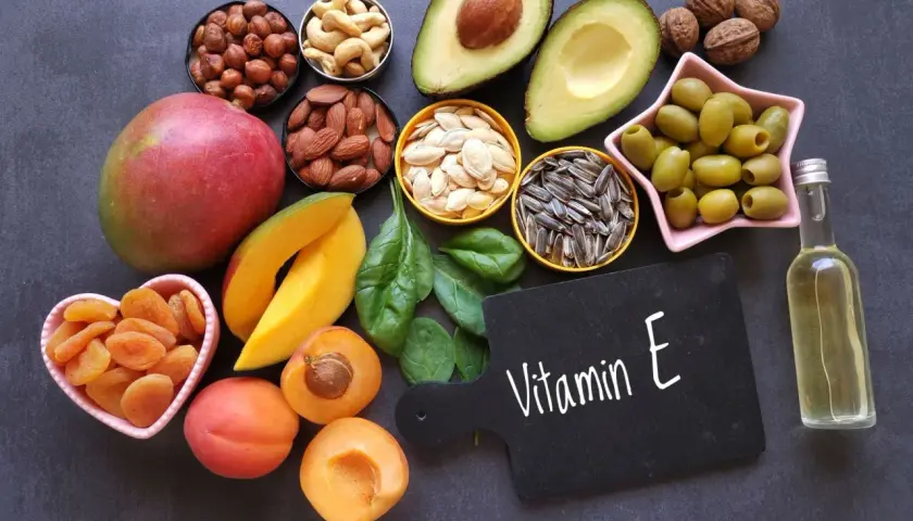 Vielfältige vitamin e lebensmittel: Mandeln, Sonnenblumenkerne, Avocado, Nüsse, Mango, Aprikosen, Spinat, Oliven und Öl.