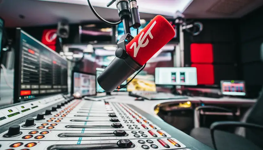 Mikrofon z logo ZET w studiu radiowym. Słuchaj nas na odpowiedniej radio zet częstotliwość, by usłyszeć najlepszą muzykę i wiadomości.