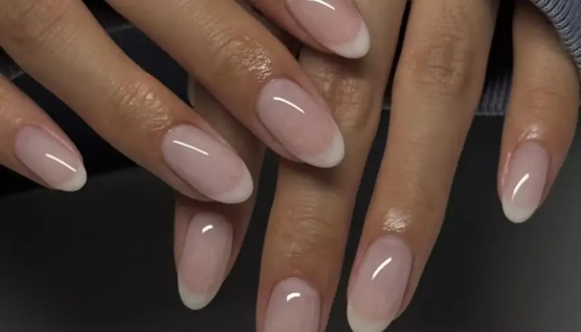 Eleganckie paznokcie old money w klasycznym wydaniu. Delikatny róż i subtelna biel tworzą ponadczasowy french manicure.