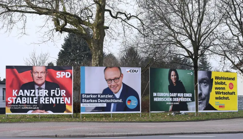 Plakate für die Wahl: SPD wirbt mit Kanzler für stabile Renten, CDU mit starkem Kanzler für Deutschland, Grüne für Frieden, FDP für Wohlstand durch Wirtschaftswachstum.