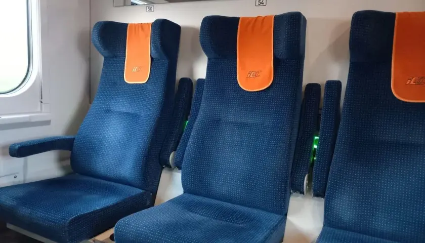 Wygodne siedzenia w pociągu, różne rodzaje wagonów pasażerskich oferują komfort podróży.