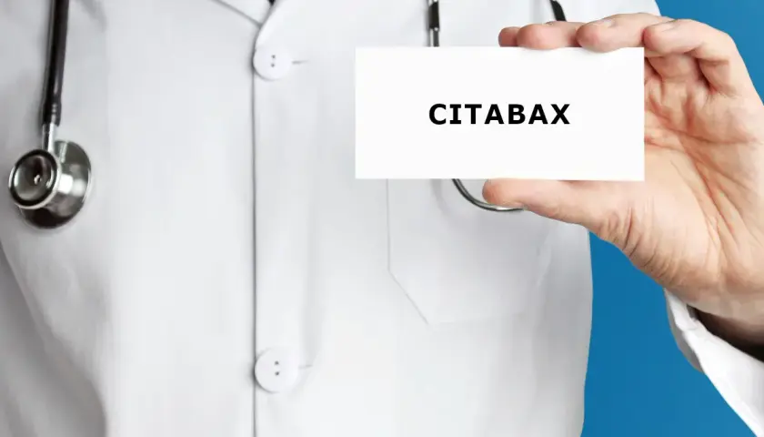 Lekarz w białym kitlu prezentuje wizytówkę z napisem CITABAX. Czy to lek na stres?