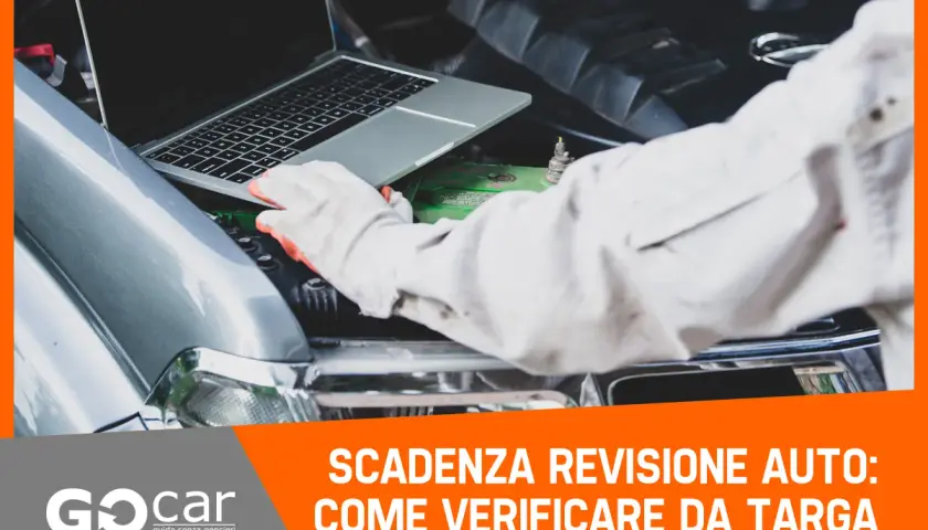 Meccanico controlla con laptop la scadenza revisione auto, anche se il termine è il 31 del mese.
