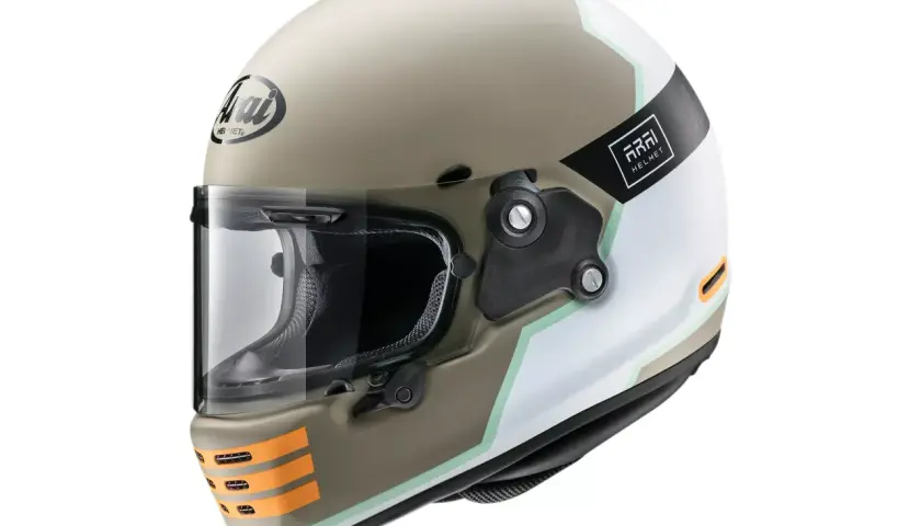 Kask Arai w kolorze piaskowym z białymi i zielonymi akcentami, z pomarańczowymi paskami na szczęce.