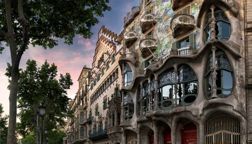 Fassade des Casa Batlló in Barcelona, ein Meisterwerk der Jugendstil Architektur mit organischen Formen und bunten Mosaiken.